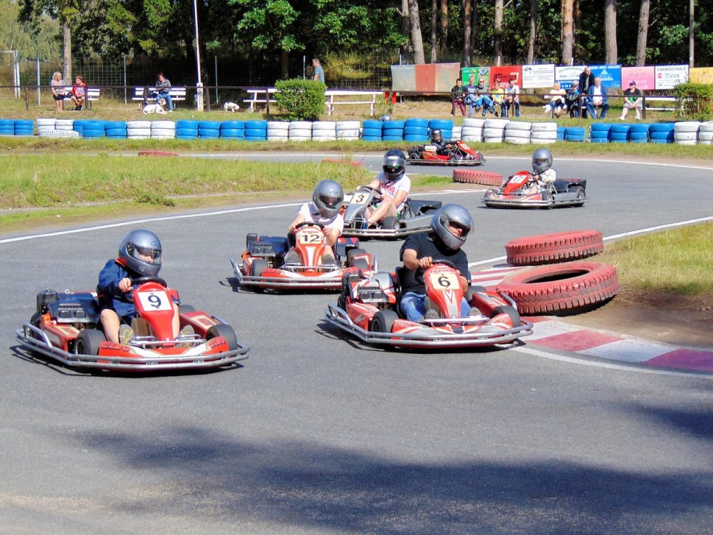 Comment s’initier au pilotage auto via la pratique du karting ? 3 karting
