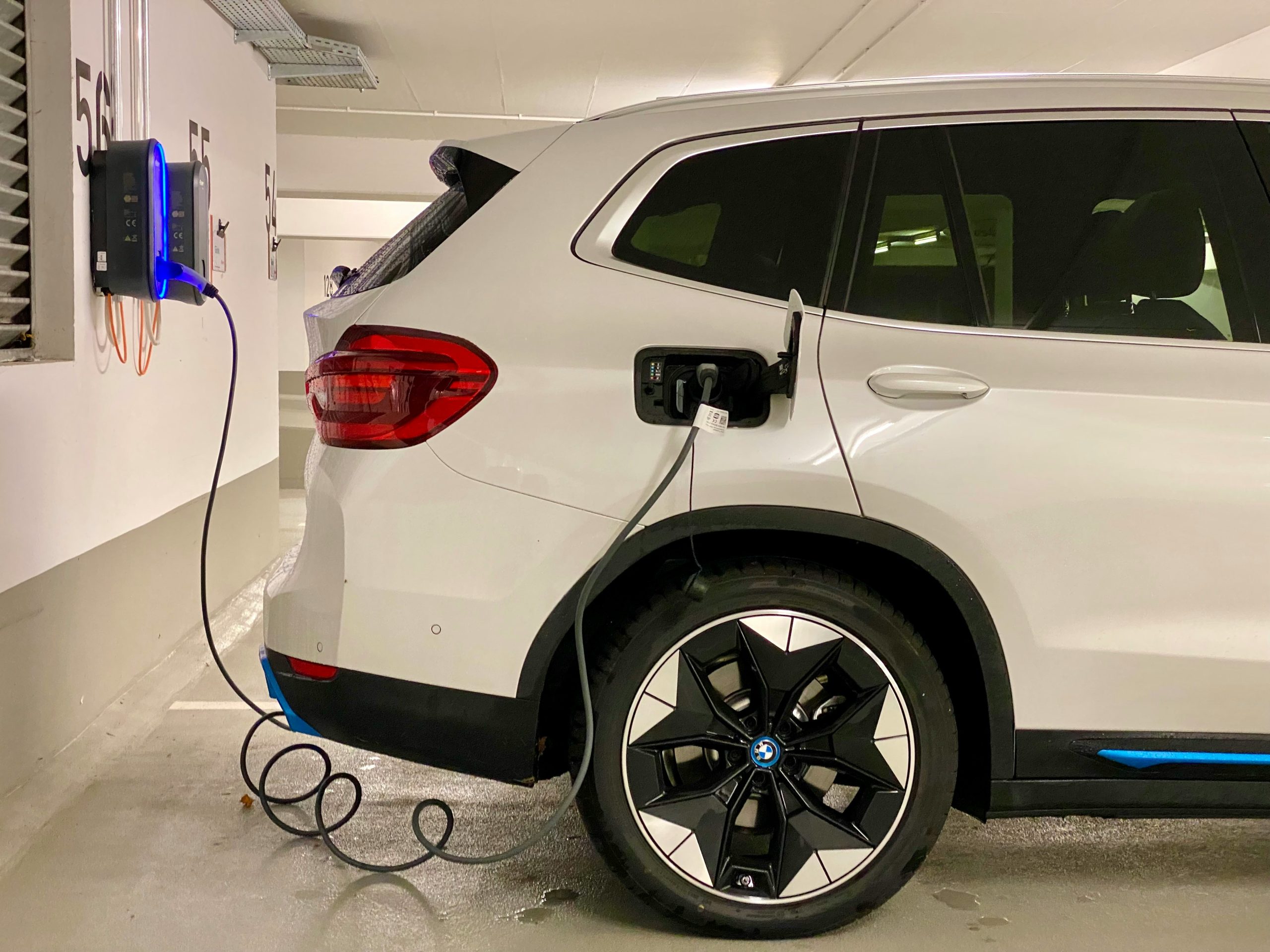 voiture électrique en charge