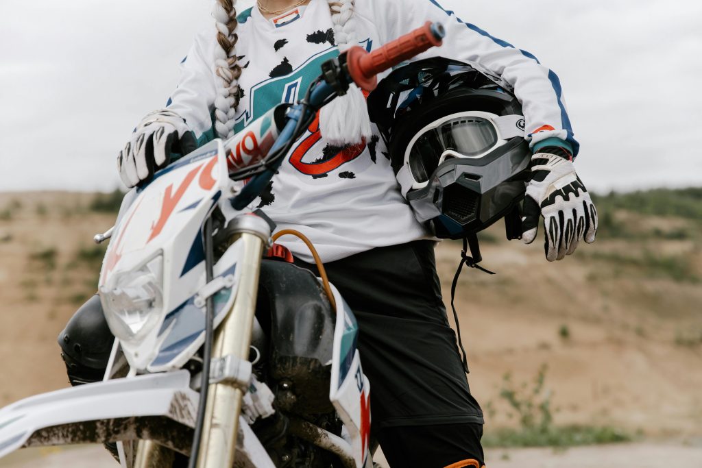 Gants, bottes, protections… le guide complet des équipements Dafy Moto 2 gants casque