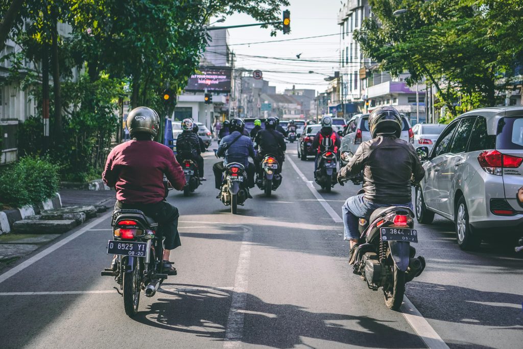 Comprendre la distance de sécurité à moto pour une conduite sûre 2 moto en circulation