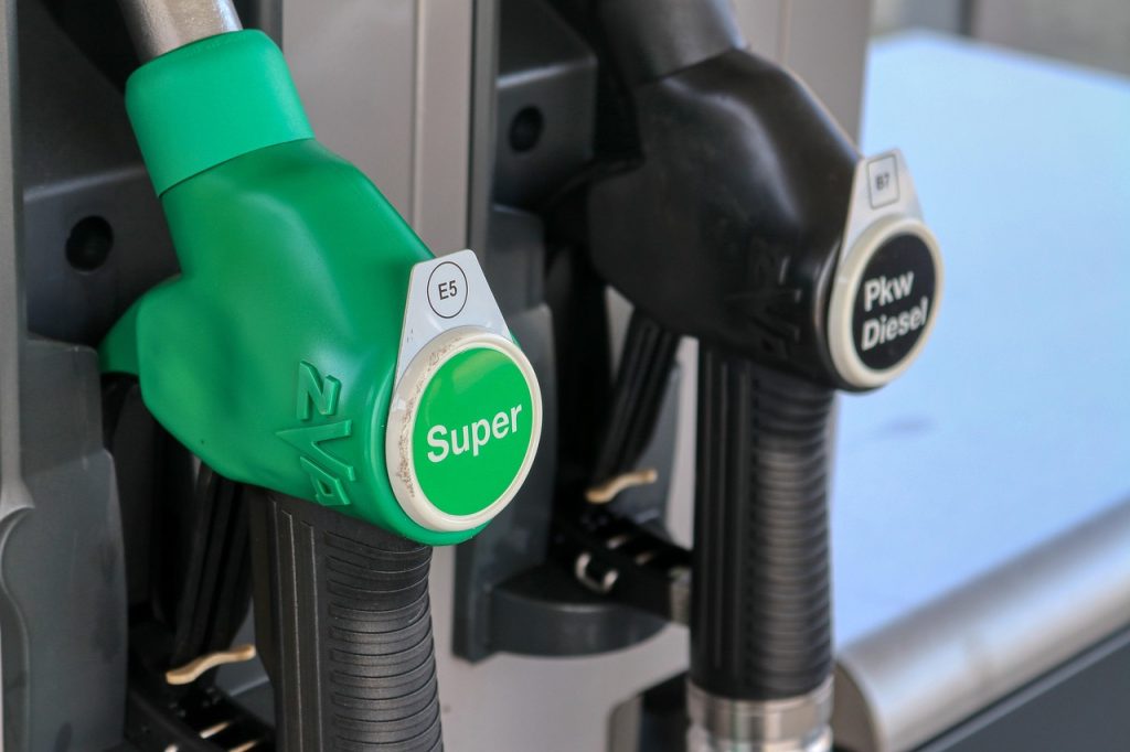 Alternatives au diesel : comment adapter l'entretien de votre véhicule essence 2 pompe à essence diesel