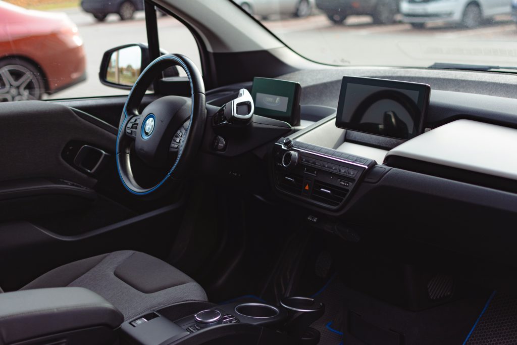 Accessoire voiture homme : les indispensables pour un voyage plus confortable et stylé 2 accessoire intérieur homme