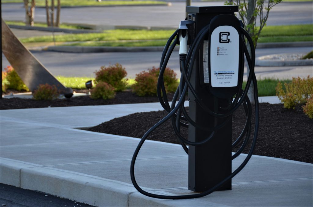 Comprendre le marché des voitures électriques en 2022 3 borne de recharge voiture électrique