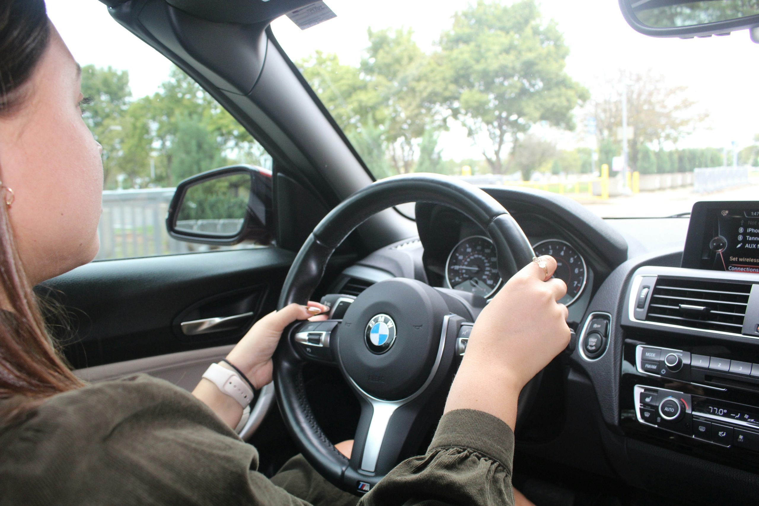 main sur le volant