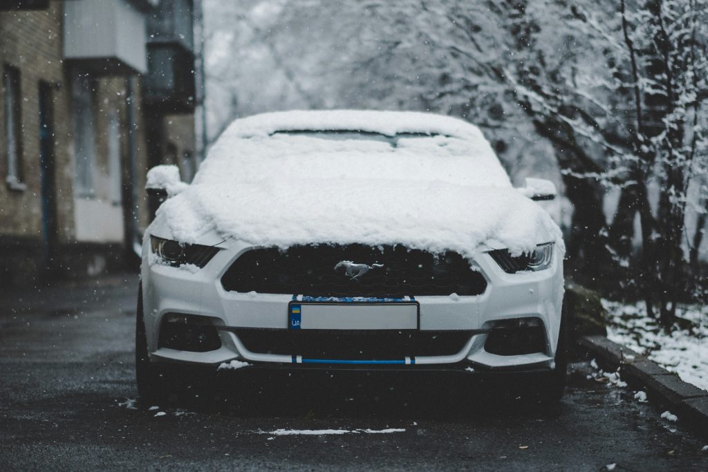 Équipements essentiels pour la conduite en neige : ce qu'il faut savoir 2 voiture dans la neige