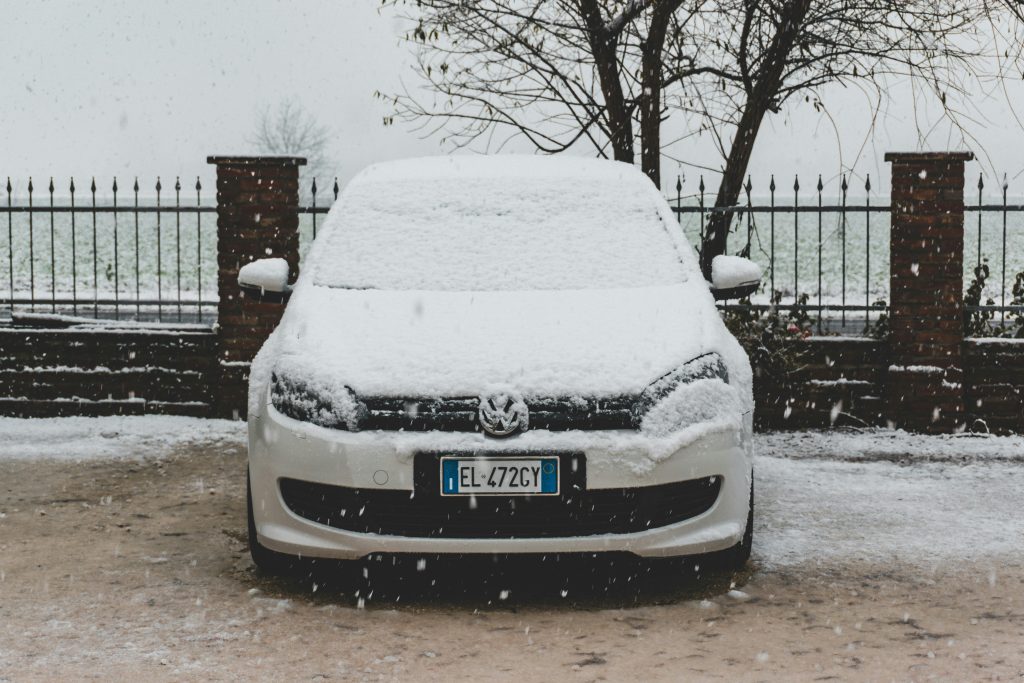 Équipements essentiels pour la conduite en neige : ce qu'il faut savoir 3 voiture neige