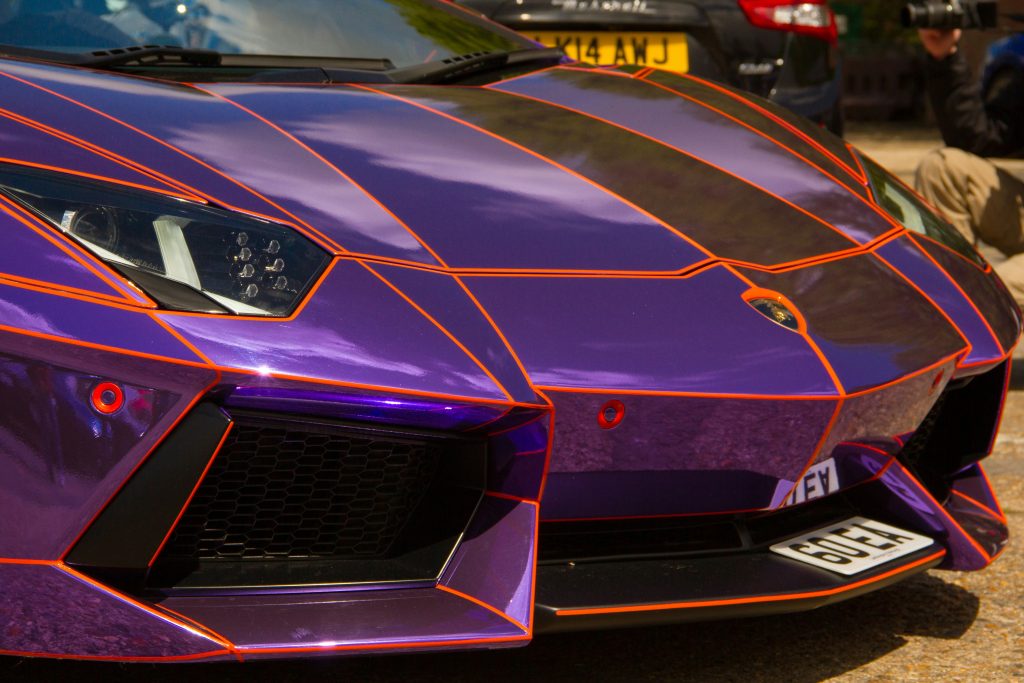 covering violet voiture de sport