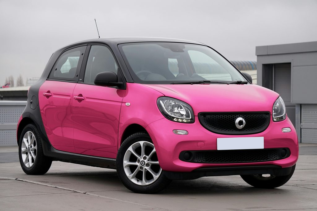 Essence ou diesel : quel carburant s’adapte le mieux aux exigences de la ville ? 4 voiture rose