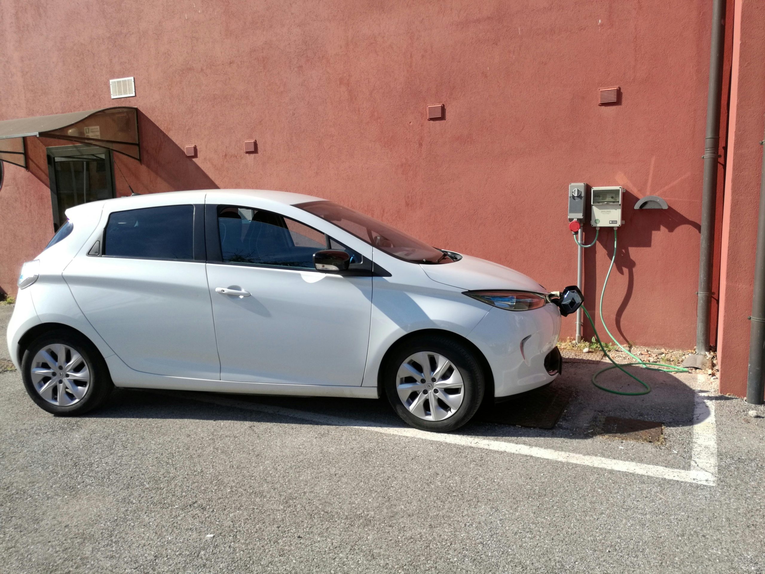 voiture électrique en charge