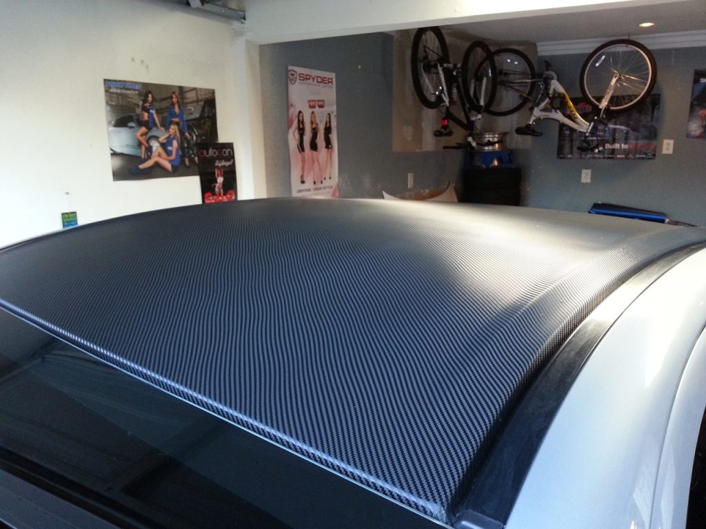 Toit d’une compacte urbaine en covering carbone noir illustrant les personnalisations raffinées.