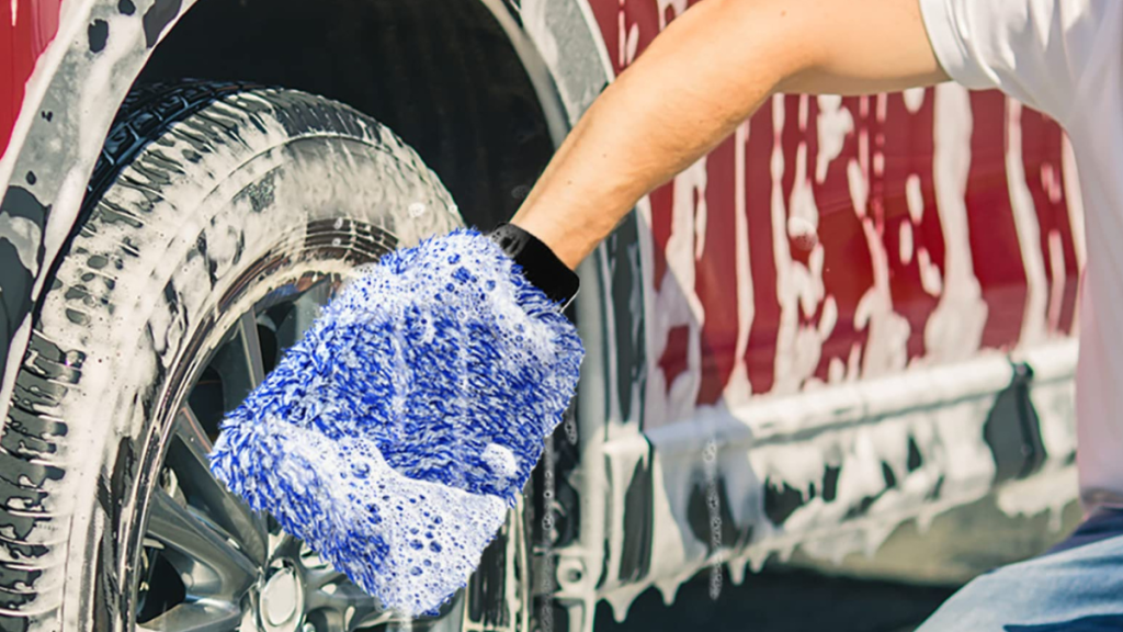 Lavage voiture avec un gant microfibre, la méthode de lavage manuel sans rayures.
