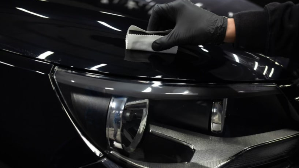 Échantillons de covering mat et brillant appliqués sur carrosserie pour visualisation avant pose.
