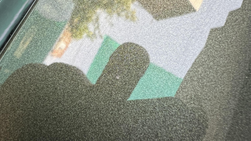 Film anti gravillons voiture : une protection vraiment utile sur autoroute l’été ? 2 Impact de gravillons sur autoroute et film de protection auto