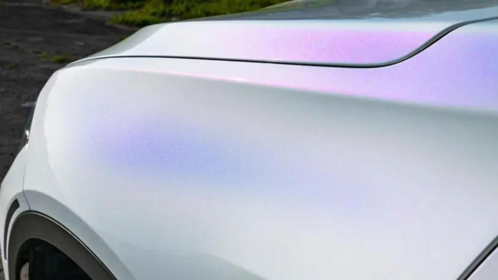 Covering caméléon voiture : la métamorphose esthétique qui sublime 2026 2 covering caméléon bleu violet mate