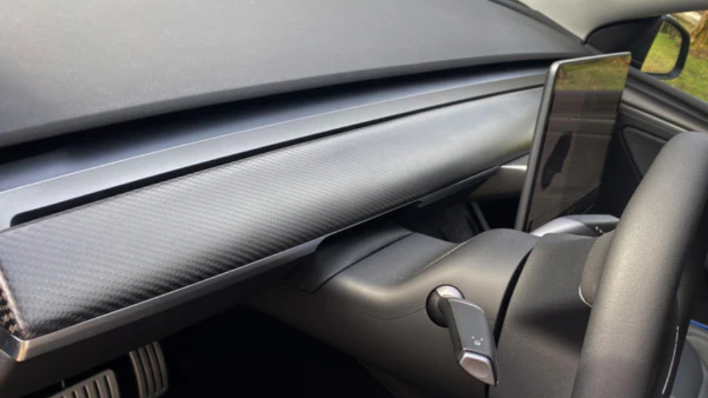 Covering tableau de bord : maîtriser les risques et réussir sa pose avec les bonnes astuces 3 dashboard carbone voiture